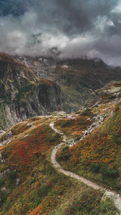 土路和草山在白天
